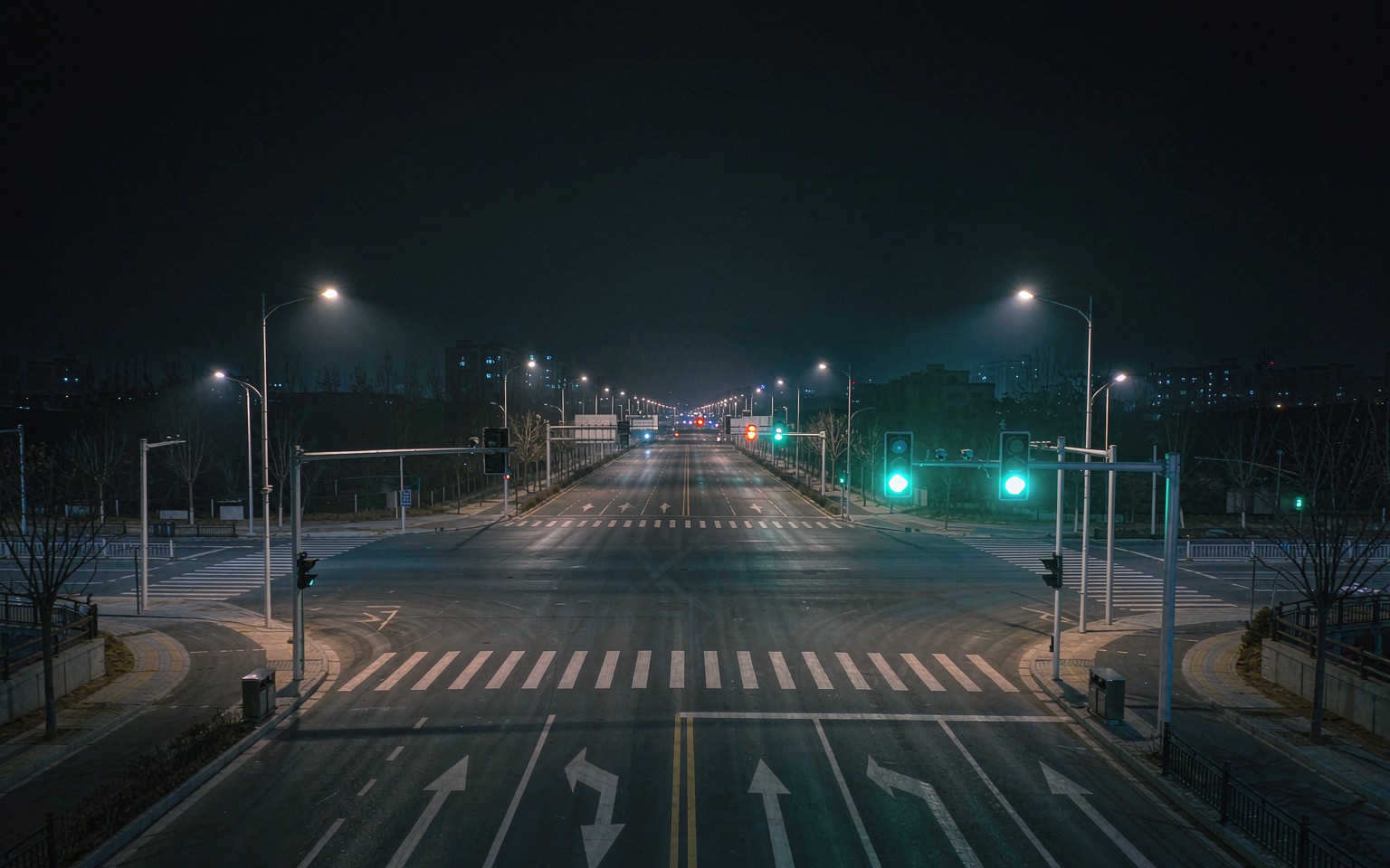 凌晨空旷路口绿灯空放