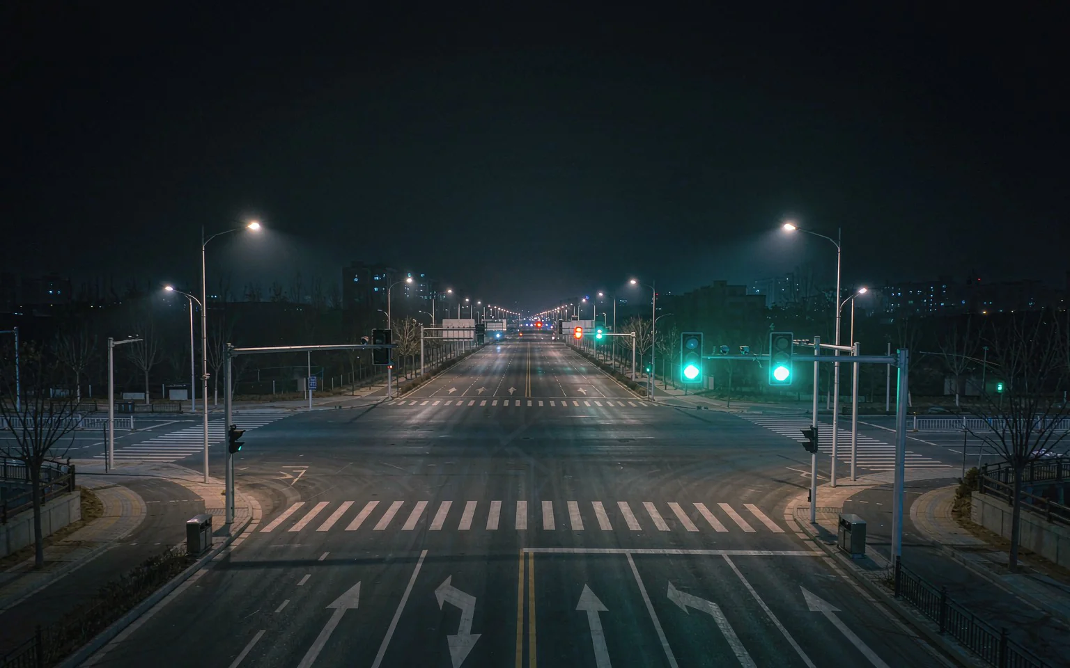 凌晨空旷路口绿灯空放